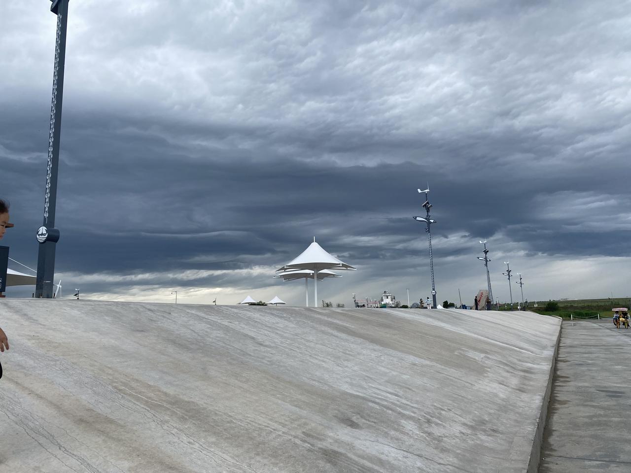 偶然看到一小段访谈，大体意思如下。
民智并没有随着社会进步发展，每一代人并不都是