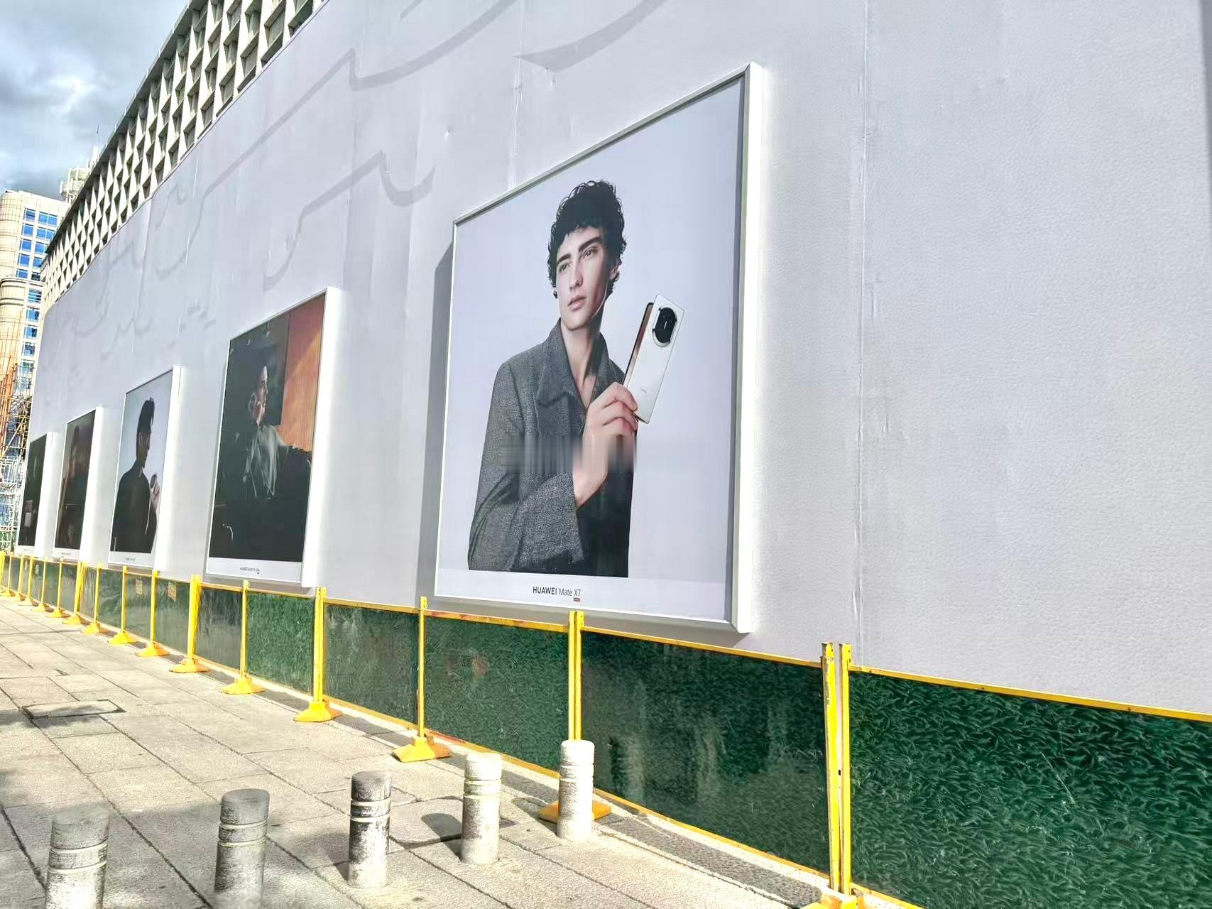 福州东街口 华为智能生活馆改造升级的围挡挂画 