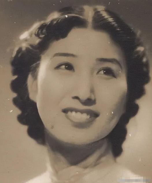 1940年深夜，郑苹如被押到小树林秘密处决，特务看她如此漂亮，实在不忍心下手，突