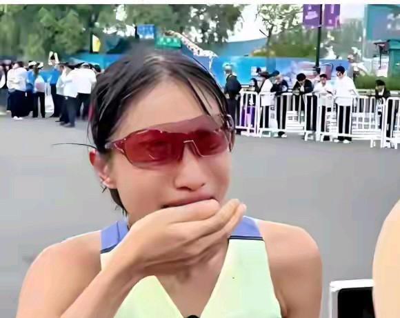 闺蜜是张水华的朋友说到张水华因为不守规矩并且用虚假理由调休增加其他同事负担被处分