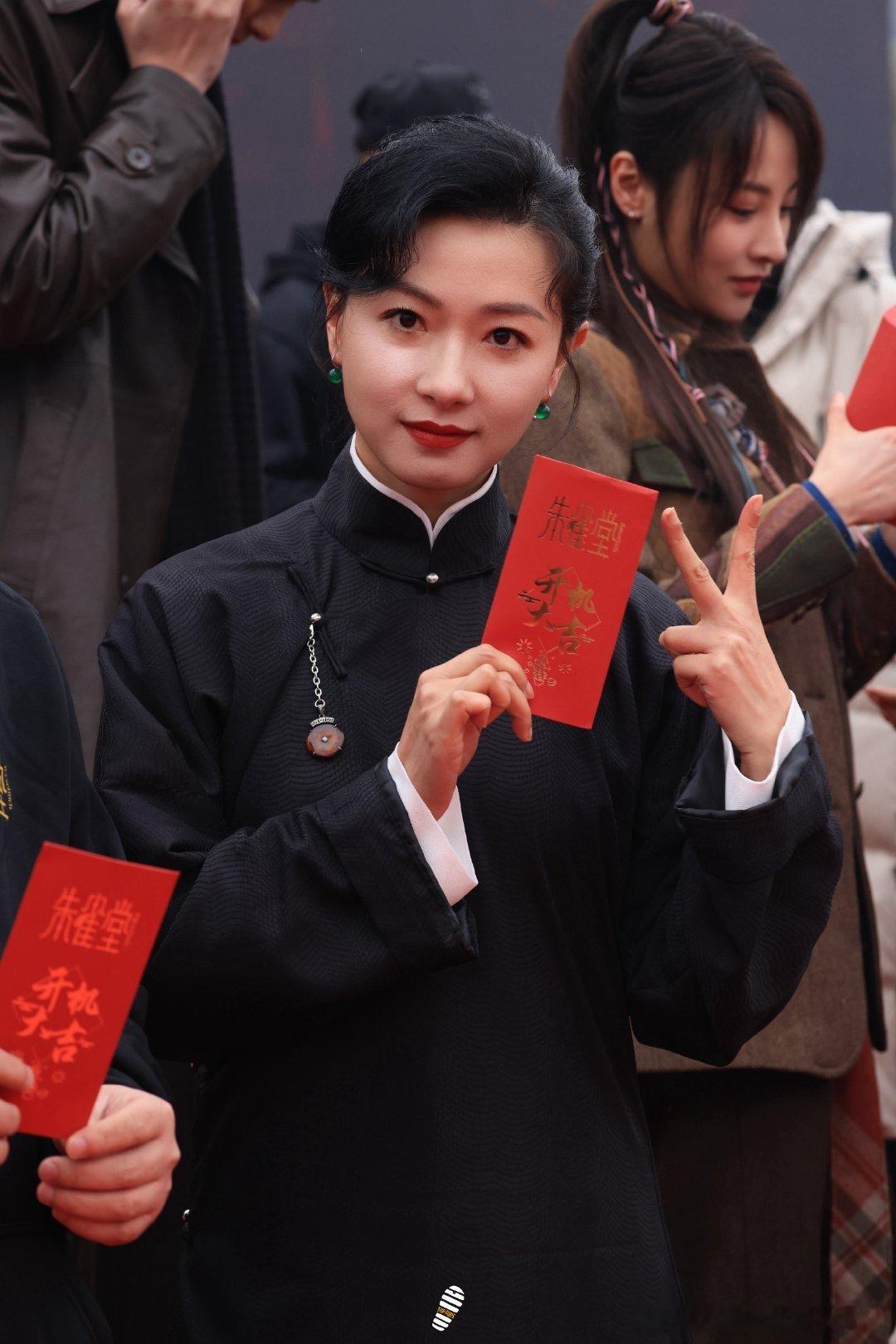 秦俊杰万茜新剧开机路透  秦俊杰万茜新剧开机  民国题材的作品诶！还是万茜和民国