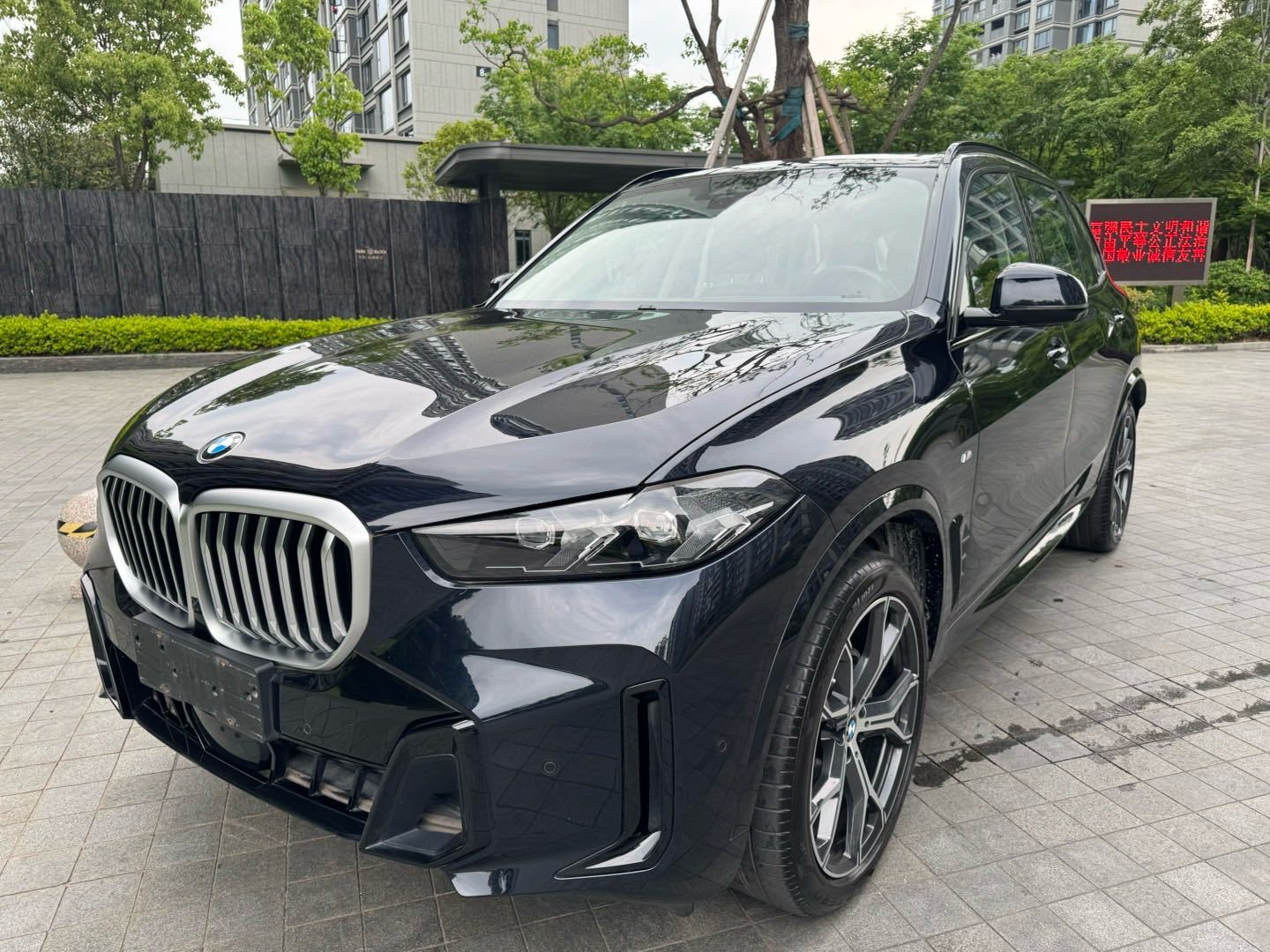 宝马X5L不是二手车贩子收购价格低，而是新车讲价幅度大，再怎么收卖，总不能二手车