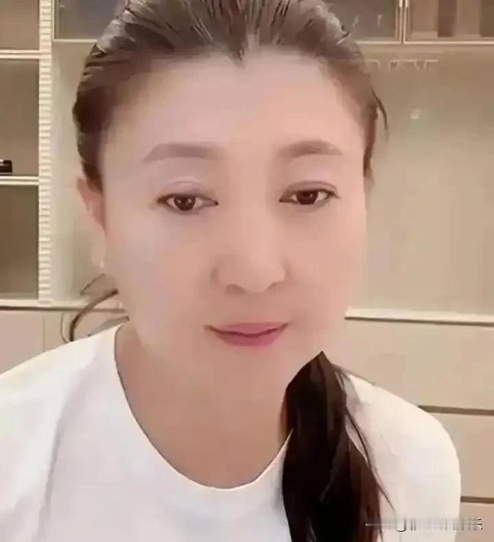 闫学晶拿起法律武器保护自己了，被造谣偷税漏税、军官证作假，儿子新疆班等，这些都是