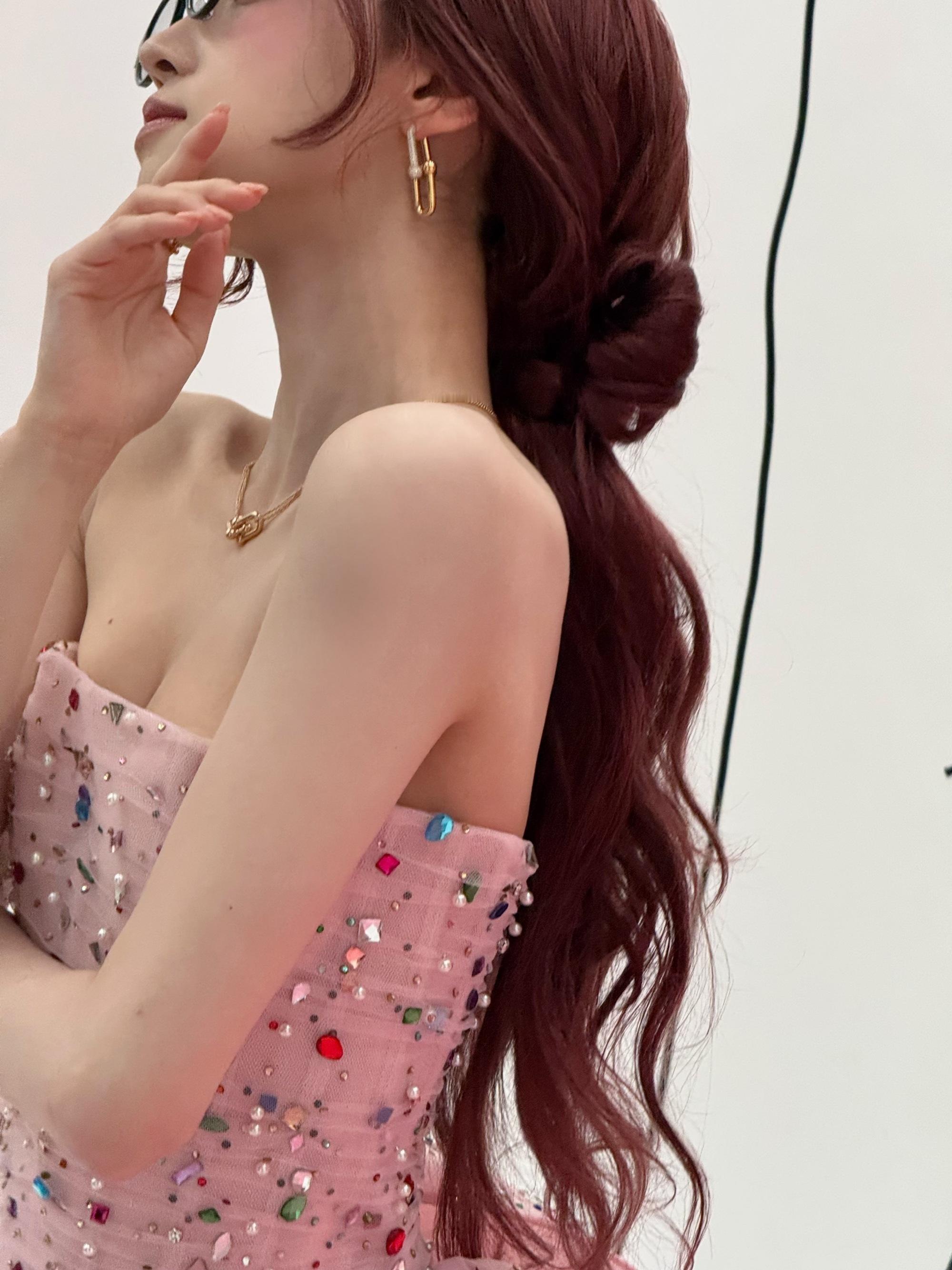 宋雨琦宋雨琦陌森眼镜造型宋雨琦这组红发造型咋这么美😭！未来感墨镜拽到不行，粉钻