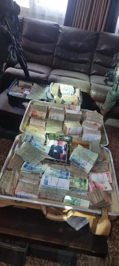 这一大箱的现金是巴勒斯坦的货币谢克尔，约500万，折算成美金超过130万，是以军