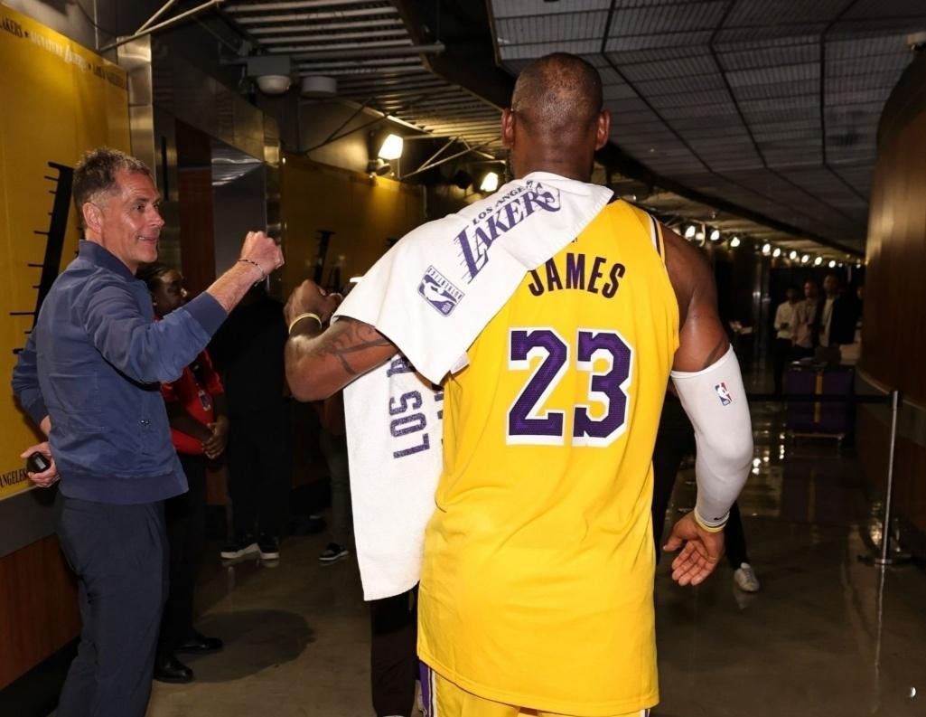 从詹姆斯刚进入NBA时就开始跟队报道的ESPN记者文霍斯特（最早是《克利夫兰老实