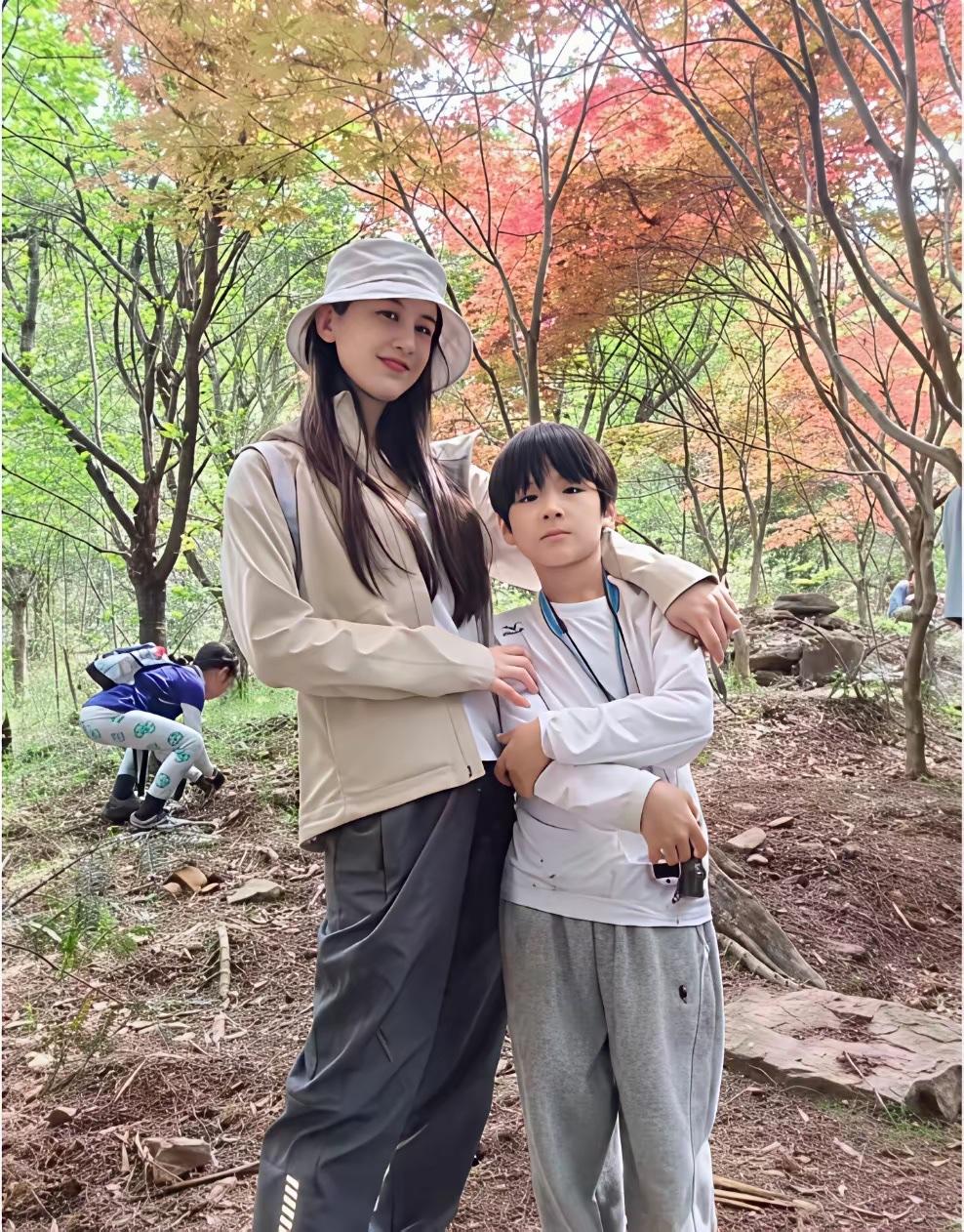 黄圣依与小儿子近照，她带着安麟出镜，母子俩户外活动的画面。

黄圣依把小儿子带回