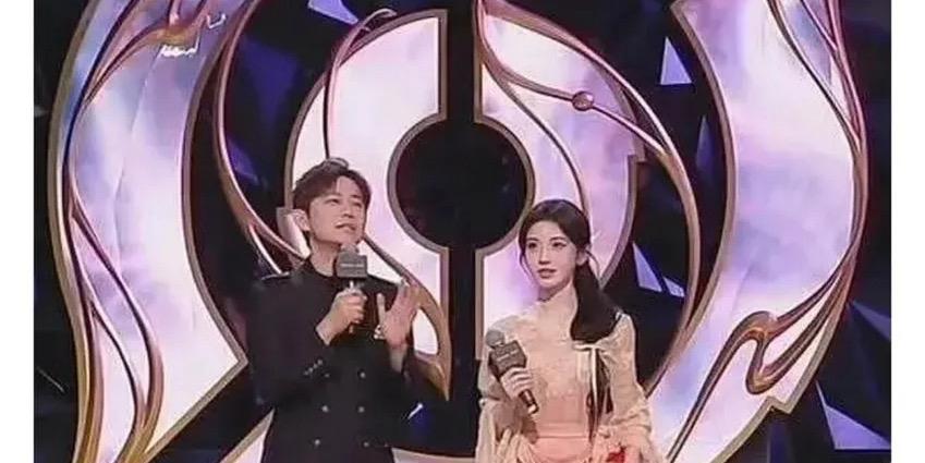 近日，鞠婧祎出席游戏活动晚会，其造型成为焦点。一套露肩装让她的直角肩引发网友关于