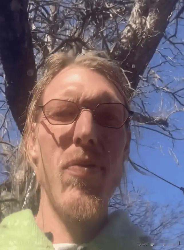 前NBA球员凯尔-辛格勒近日在社交媒体视频中表示，自己目前处于无家可归的状态，并