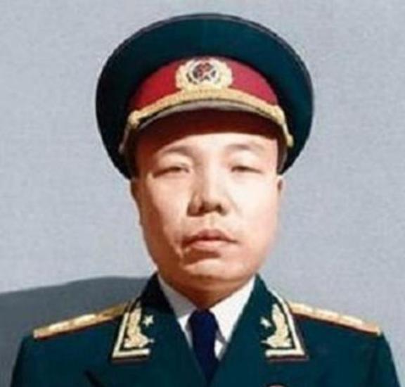 1949年，萧华被任命为广西省委书记，就在他准备上任时，毛主席却给华中局发报：“
