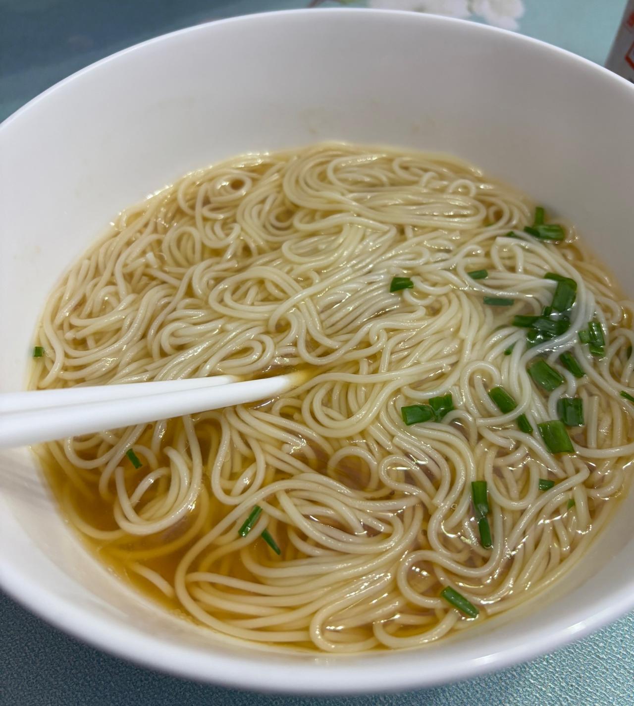 我小时候一直想，等我有钱了，一定要吃一碗阳春面，尝尝是什么味道。

上学的时候，