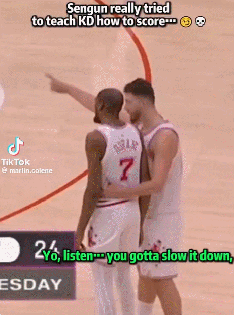 杜兰特情商太低了，真是不配当领袖，在昨天火箭惨败湖人的比赛中，杜兰特出现了情商很