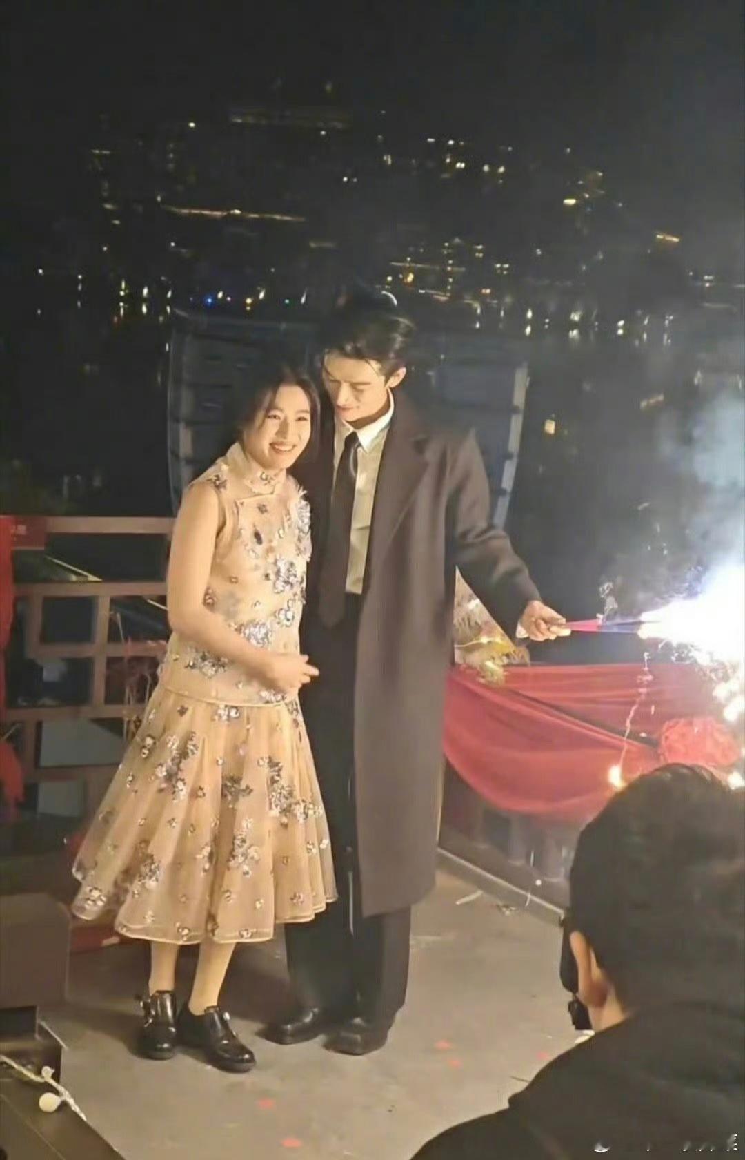 卢昱晓和王星越拍戏，这怎么卢昱晓这是胖了还是穿的衣服不合适啊