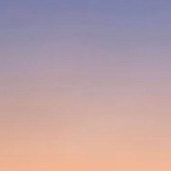 暮色漫江，城影入梦夕阳最后一抹余温吻过天际，将天幕晕染成温柔的渐变色。从水天相接