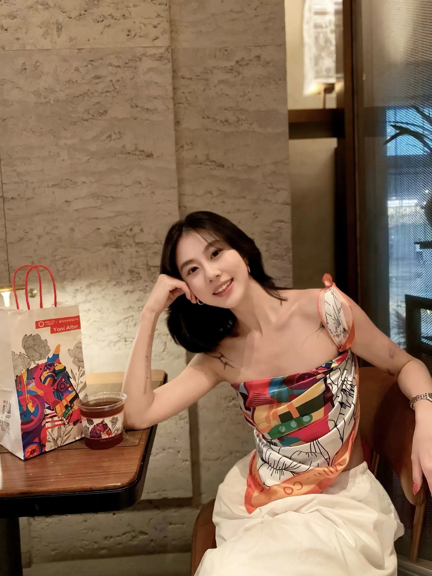人与人之间 淡淡的 喜悦的 未语先笑 珍惜而寂静 这样就好.