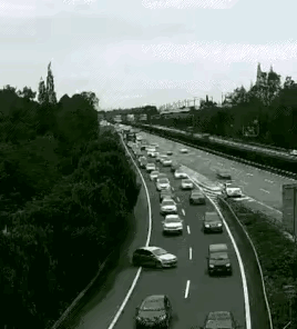 纵有千军万马，只要我横车挡道，也得全部停下！
这司机大哥该好好学习交通规则，重新