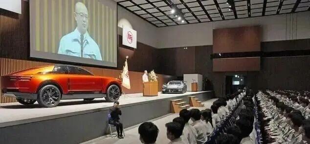 丰田喜迎新社长
日前，丰田汽车公司新高层班子正式启动，执行董事近健太就任社长。这