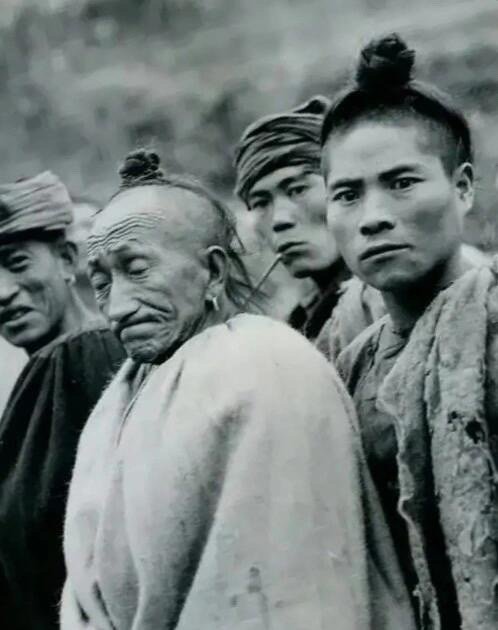 1955年，四川大凉山。雄心勃勃的首领准备迎接解放军进驻，照片记录了这一历史时刻