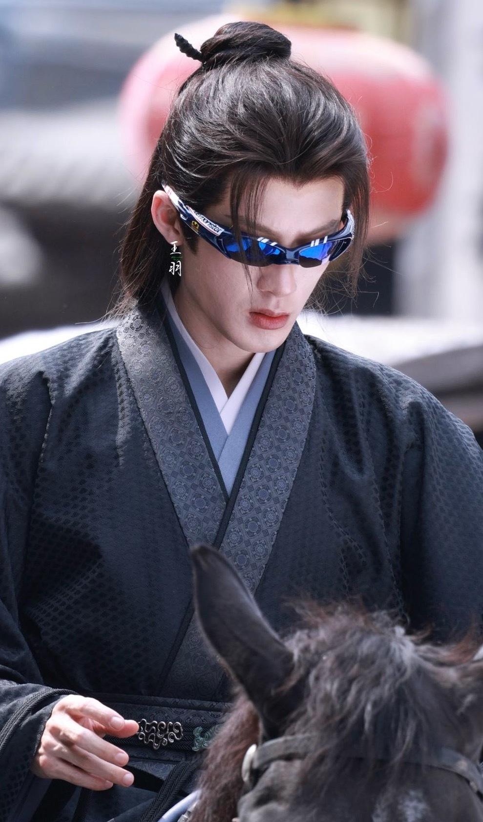 今天的太阳很大呀？谢却山家主墨镜都戴上了，开始我还以为是粉丝 ​​​P 的呢？一