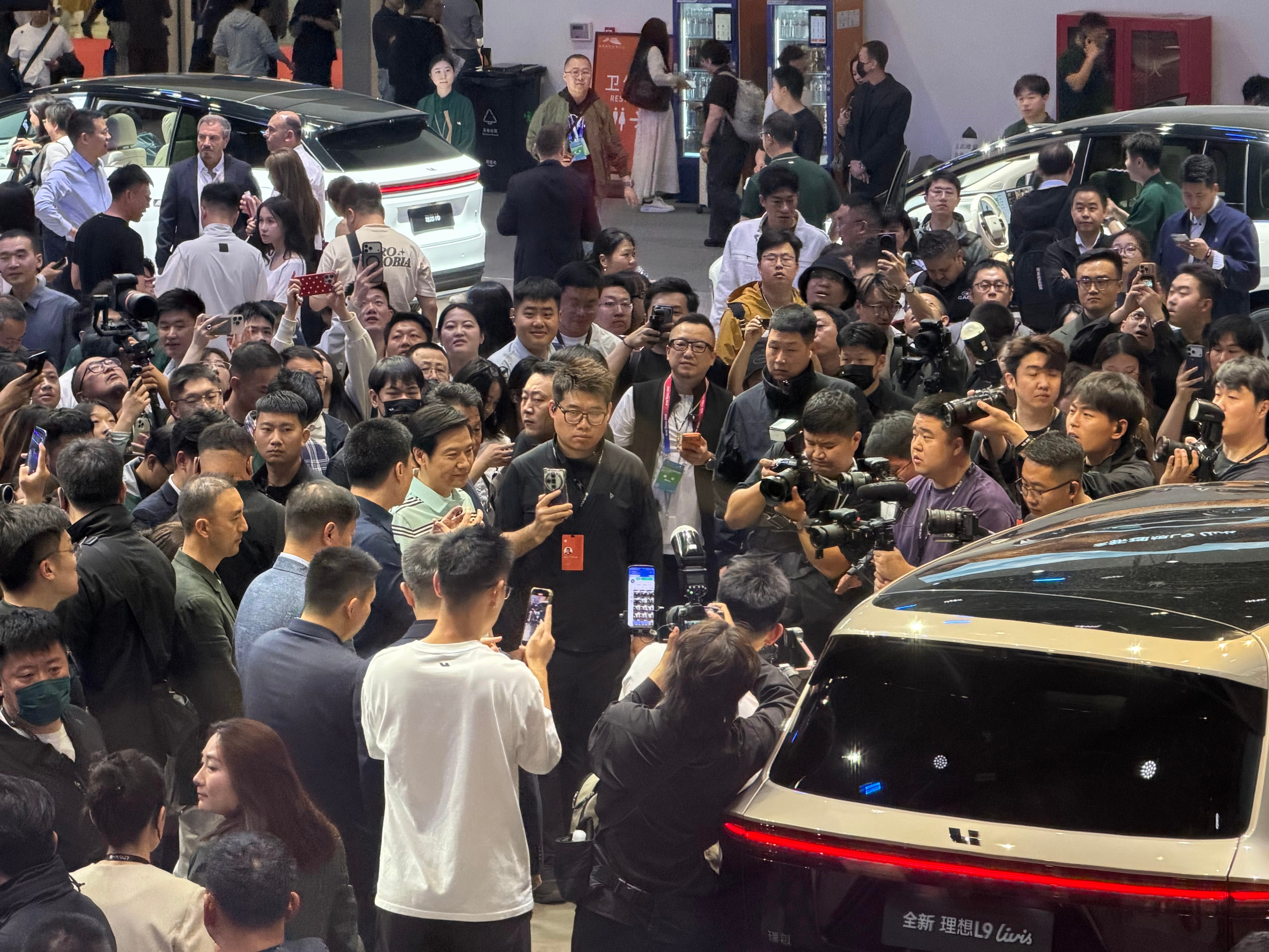 雷军到理想展台看全新理想L9 小米雷军在理想汽车展台观看了全新理想L9 Livi