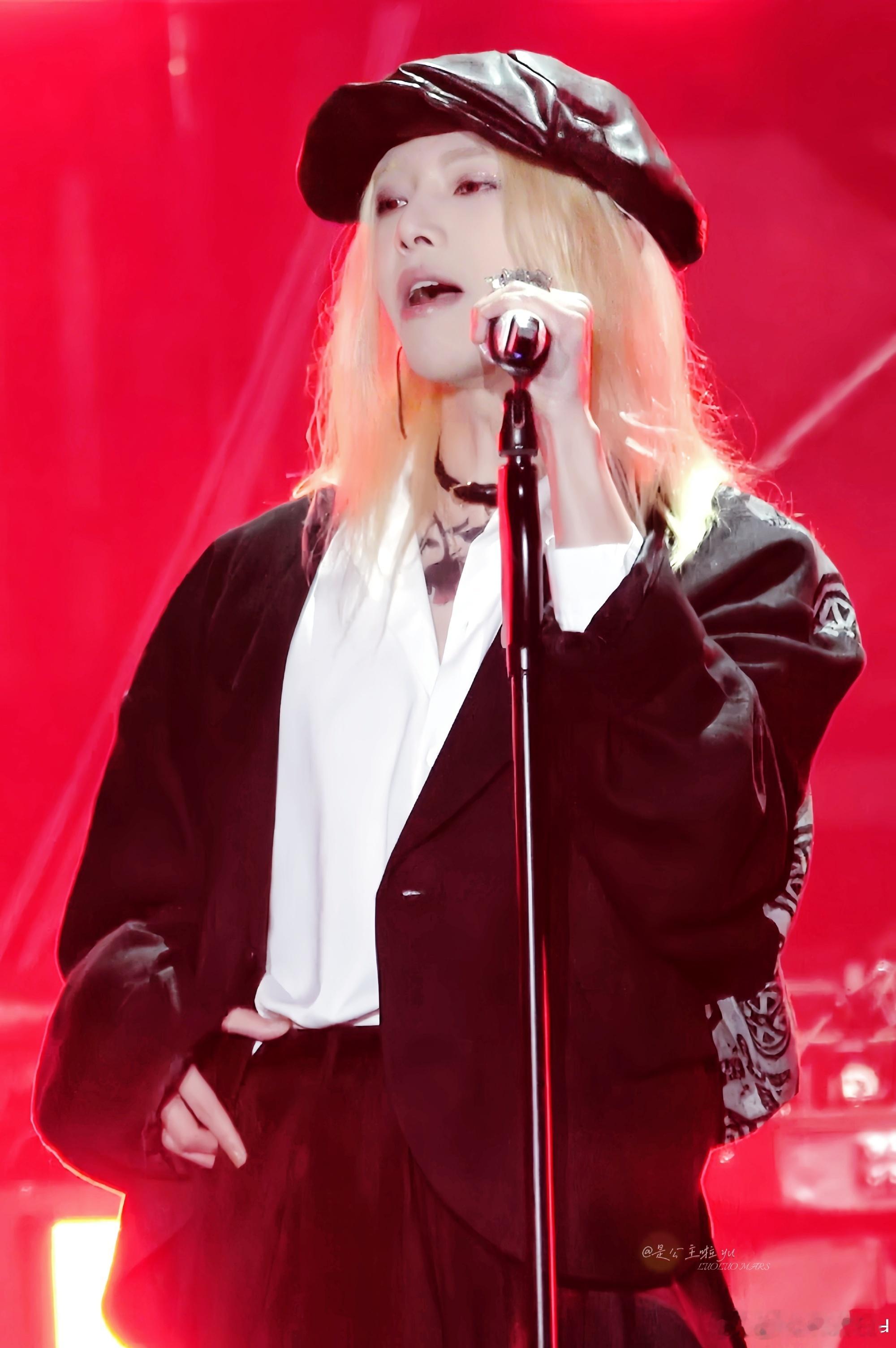 华晨宇[超话]  就这个冷脸萌 ​​​