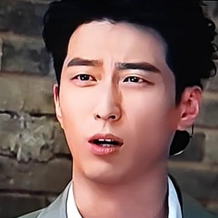 《主角》里刘红兵干了件漂亮事，把古存孝原来妻子的儿子吓跑，替剧团解决了麻烦。
那