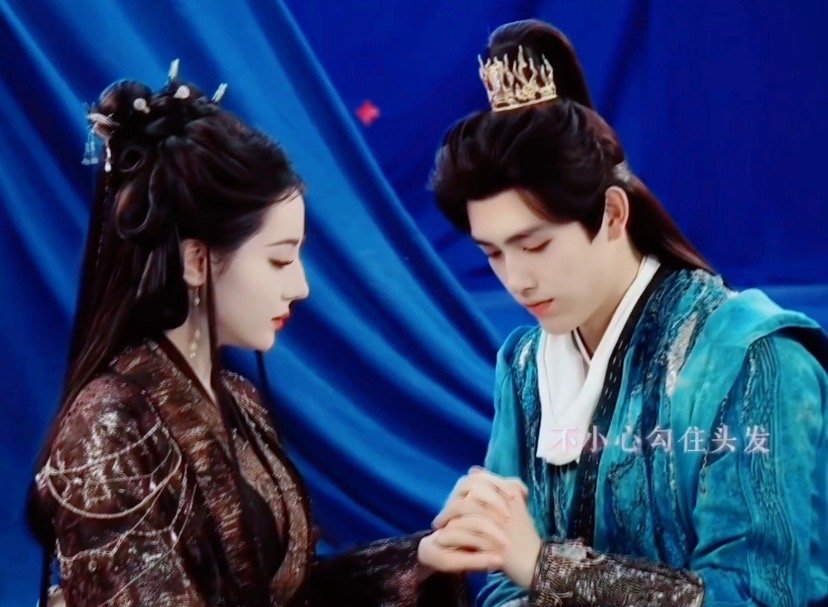 救命！这个十指相扣我真的晕过去！🫀 那种拉扯感，那一点点要挣脱又舍不得的劲儿，