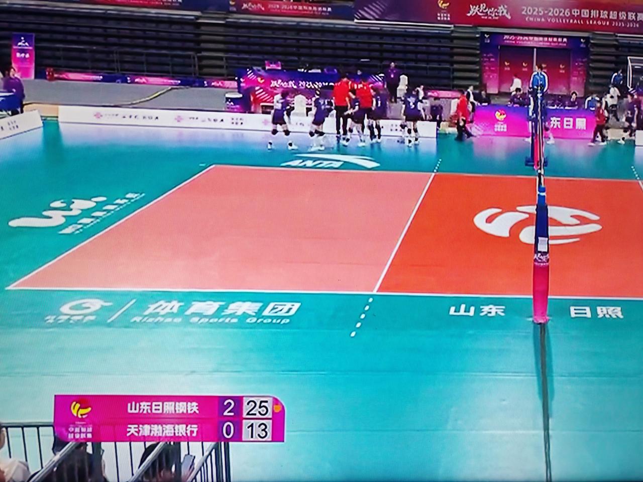 女排排超联赛铜牌之战第二场比赛，山东女排对阵天津女排，第一局山东女排25：13胜