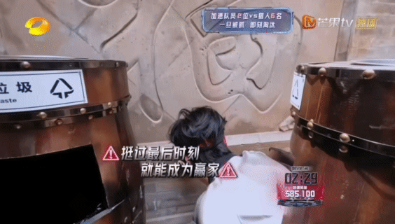 余承恩被垃圾桶腌入味也要拿加速王 余承恩在垃圾桶里上演生存大戏，被猎人逼到绝境还
