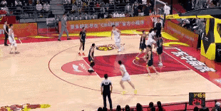 杜峰这是输急眼了！按照规则，进球队员不能主动拿球。但是这个球，第一已经远离篮筐，