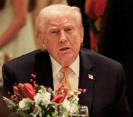 据新加坡联合早报今日报道，特朗普称：除非我点头，否则泽连斯基“什么也没有”！
 