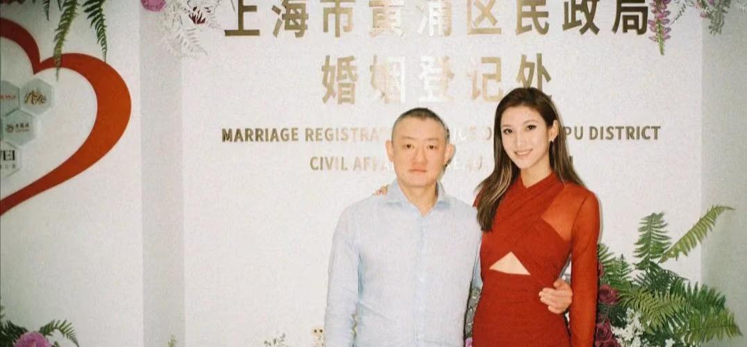 “京城四少”汪雨与小18岁崔璨领证结婚
七夕佳节，娱乐圈传来重磅喜讯——“京城四