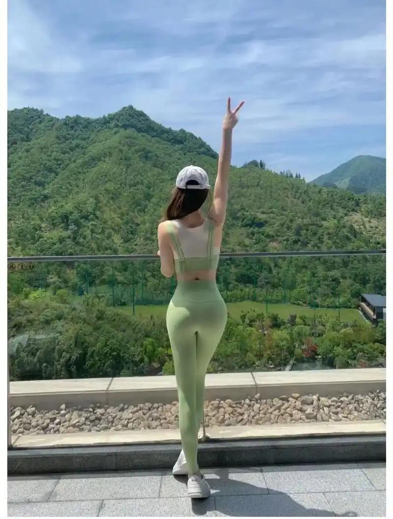 性感女神，美丽动人。
她把自己裹进春的淡绿里
帽檐勾住云絮
指尖挑破山风的褶皱