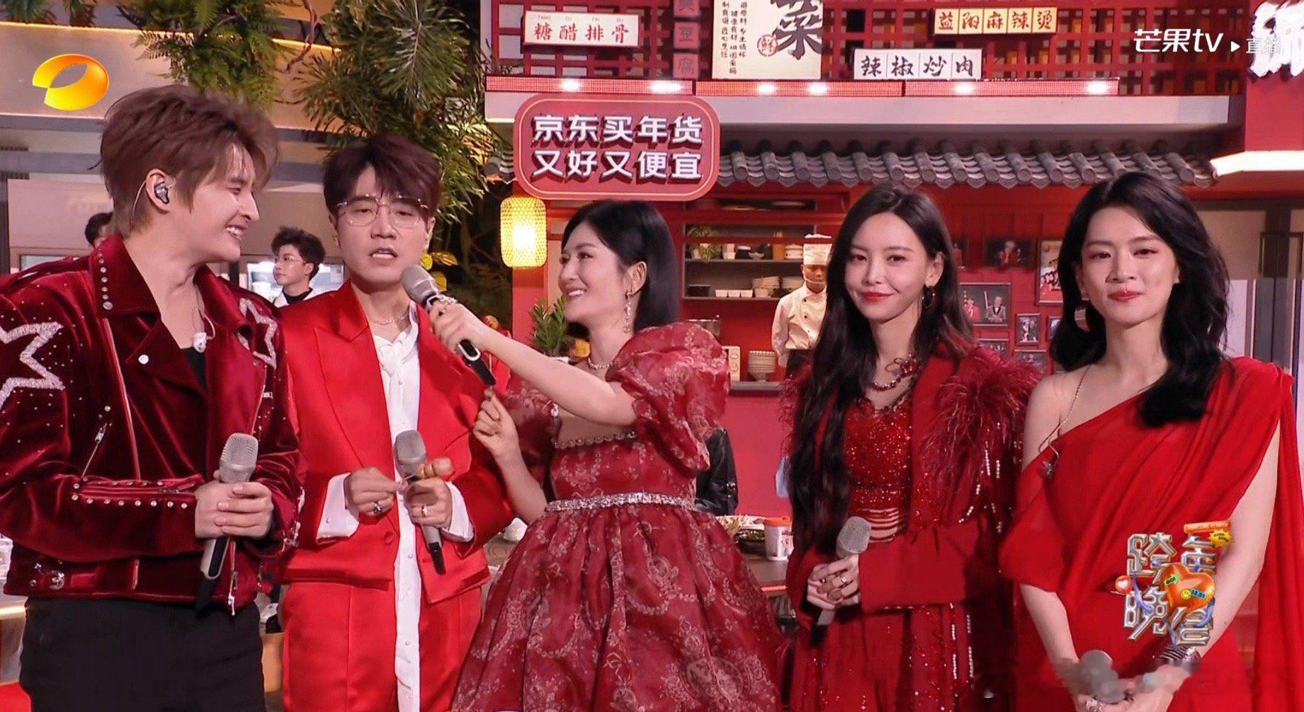 谢娜不主持跨年晚会 谢娜今天不是主持人呢！是惊喜表演嘉宾哦[心]红裙娜娜也太好看