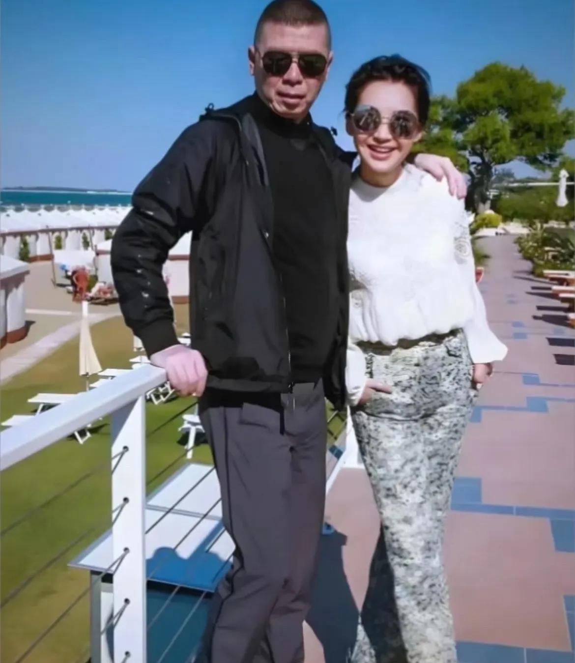 92年冯小刚邀约许晴出国往事
 
1992年，冯小刚对着许晴满脸殷勤，开口说道：