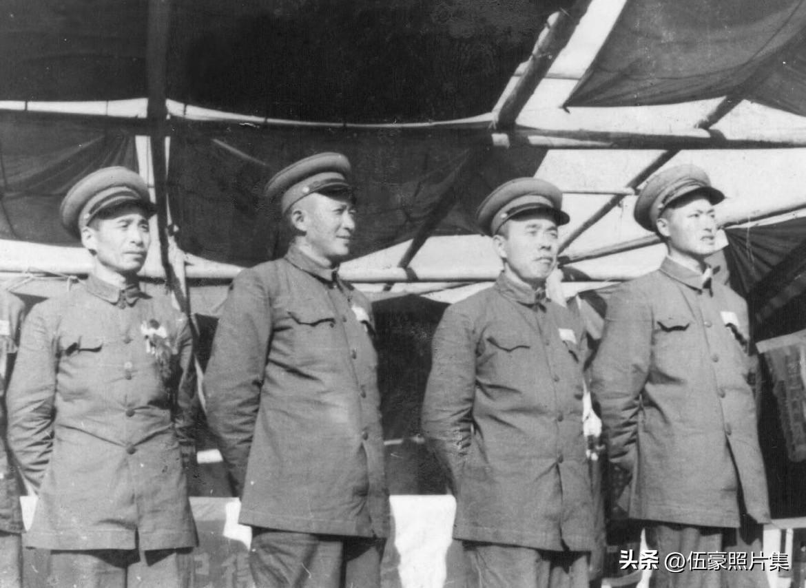 上世纪五十年代初，苏州，苏北军区主要领导的集体照，左起：副司令员常玉清、司令员张