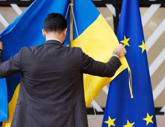 在俄罗斯警告将重新审视对基辅加入欧盟的立场以后，欧盟将放弃向乌克兰提供900亿欧