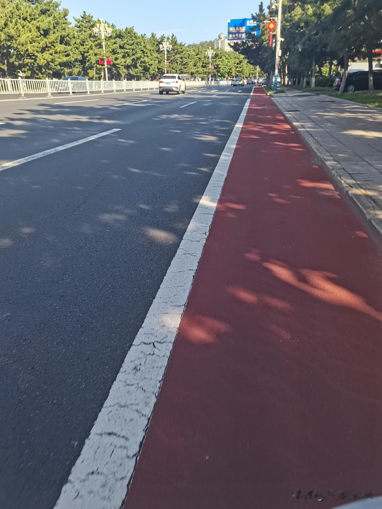 山东省威海市城区，路上经常能看到这种并不太宽的红色车道，这是威海特有的电动车专属
