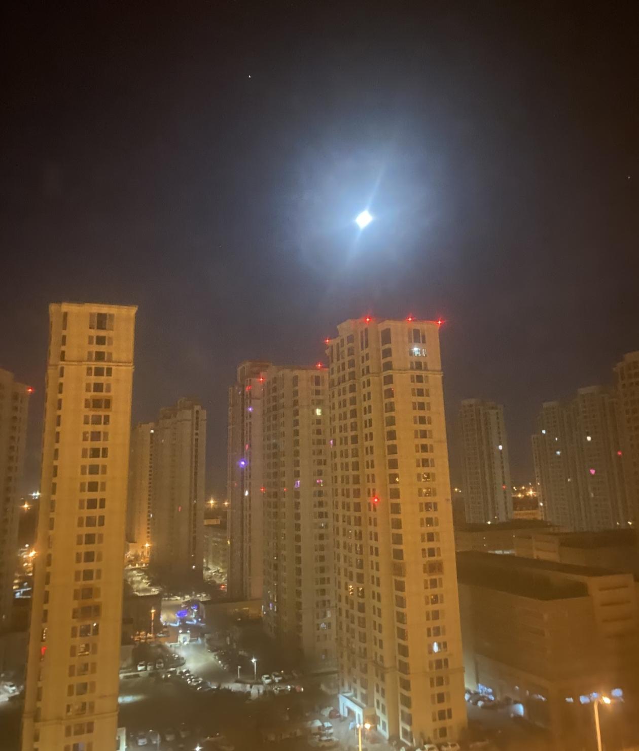 卧槽！感觉这个世界是假的
前天晚上我的窗帘没拉好，大概半夜两三点的时候，那个窗帘