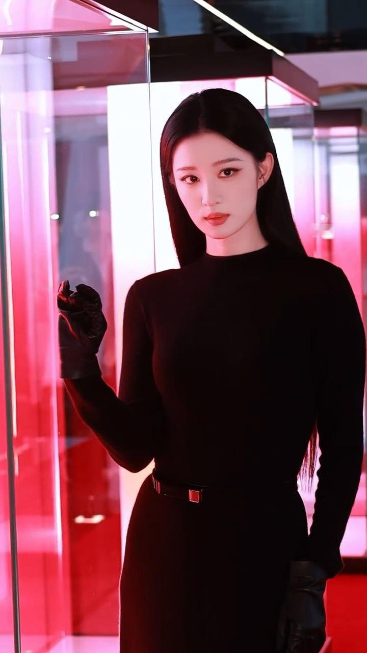 王楚然黑月光降维打击 不得不说王楚然这次黑月光造型太惊艳了！黑色长裙尽显高贵冷艳