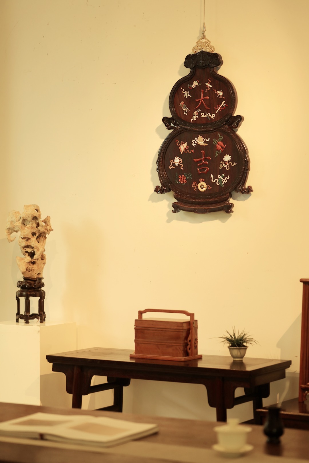 酸枝x百宝嵌【福禄·大吉】挂屏挂屏葫芦形，酸枝攒框，屏心百宝嵌佛家八宝图，精致立