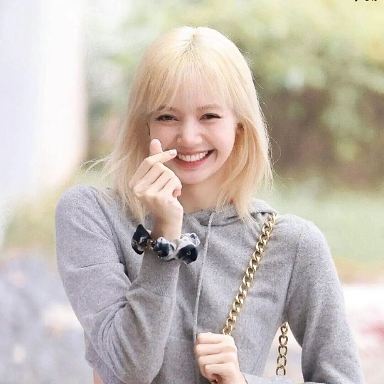 Lisa的信仰之跃从未被超越Lisa的信仰之跃真的是刻进K-pop史的封神名场面