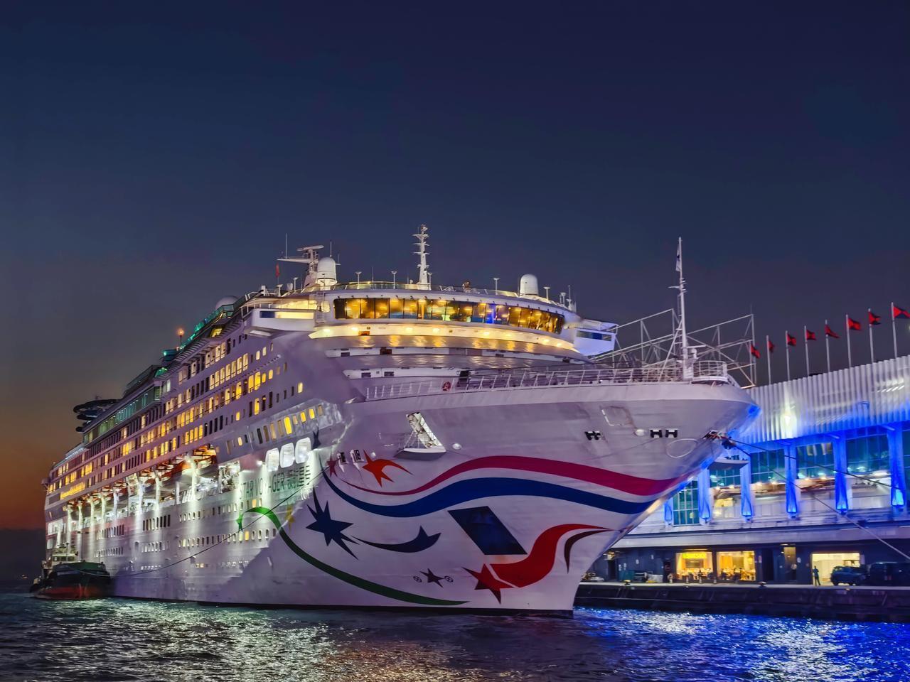 夜游维多利亚港湾，邂逅香港的璀璨与浪漫。

在香港有一种魅力，只有在夜晚才能被彻