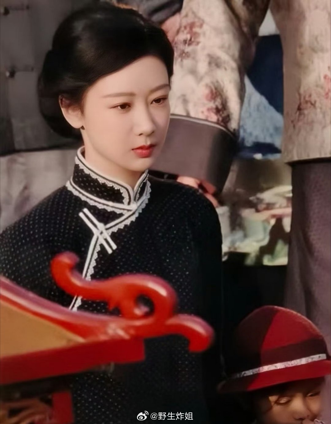 杨紫主演的《玉兰花开君再来》的最新路透妆造图，盘起了头发穿起了民国时期的服装，有