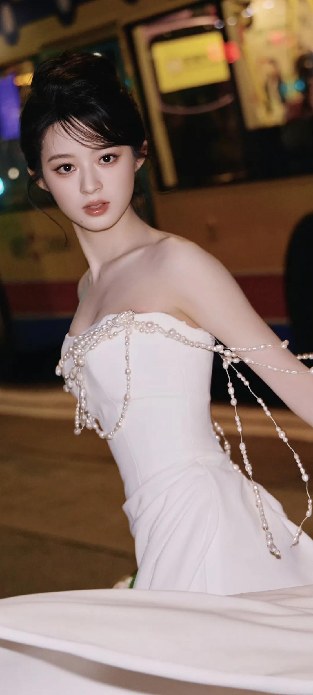 黄杨钿甜壁纸～
“港风夜色里的珍珠白裙，这般身段，谁看了不心动呢！