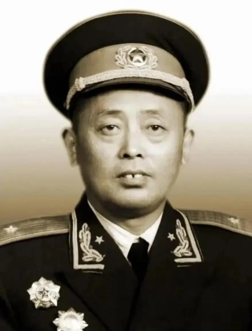 1949年，二野四兵团途经麻城时，一个盲人老太太走了过来，询问儿子的下落，陈赓笑