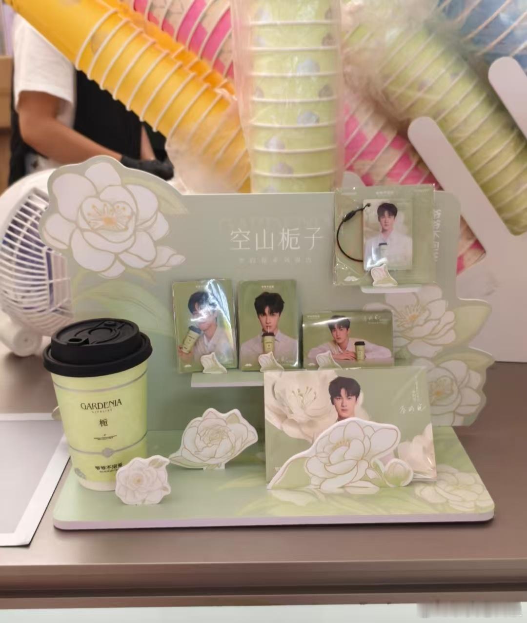 爷爷不泡茶爷爷不泡茶新年伴你好昀连连  好昀降临，一起跨年YE！谁懂啊！抱着李昀