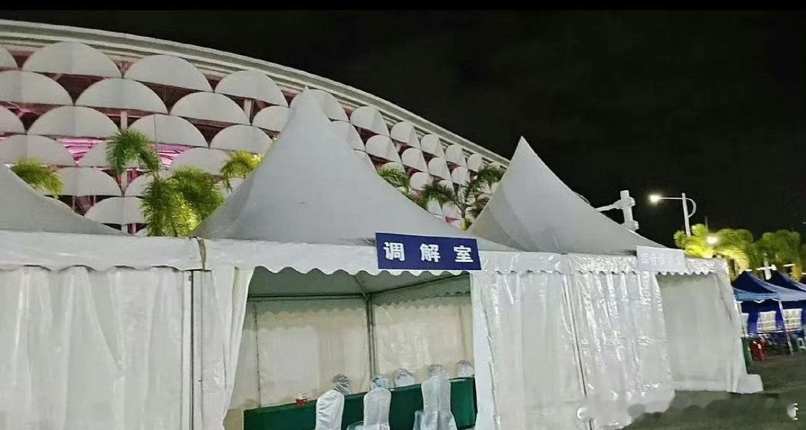 时代峰峻还给新音场馆外弄了个调解室 这里会吵的更厉害吧