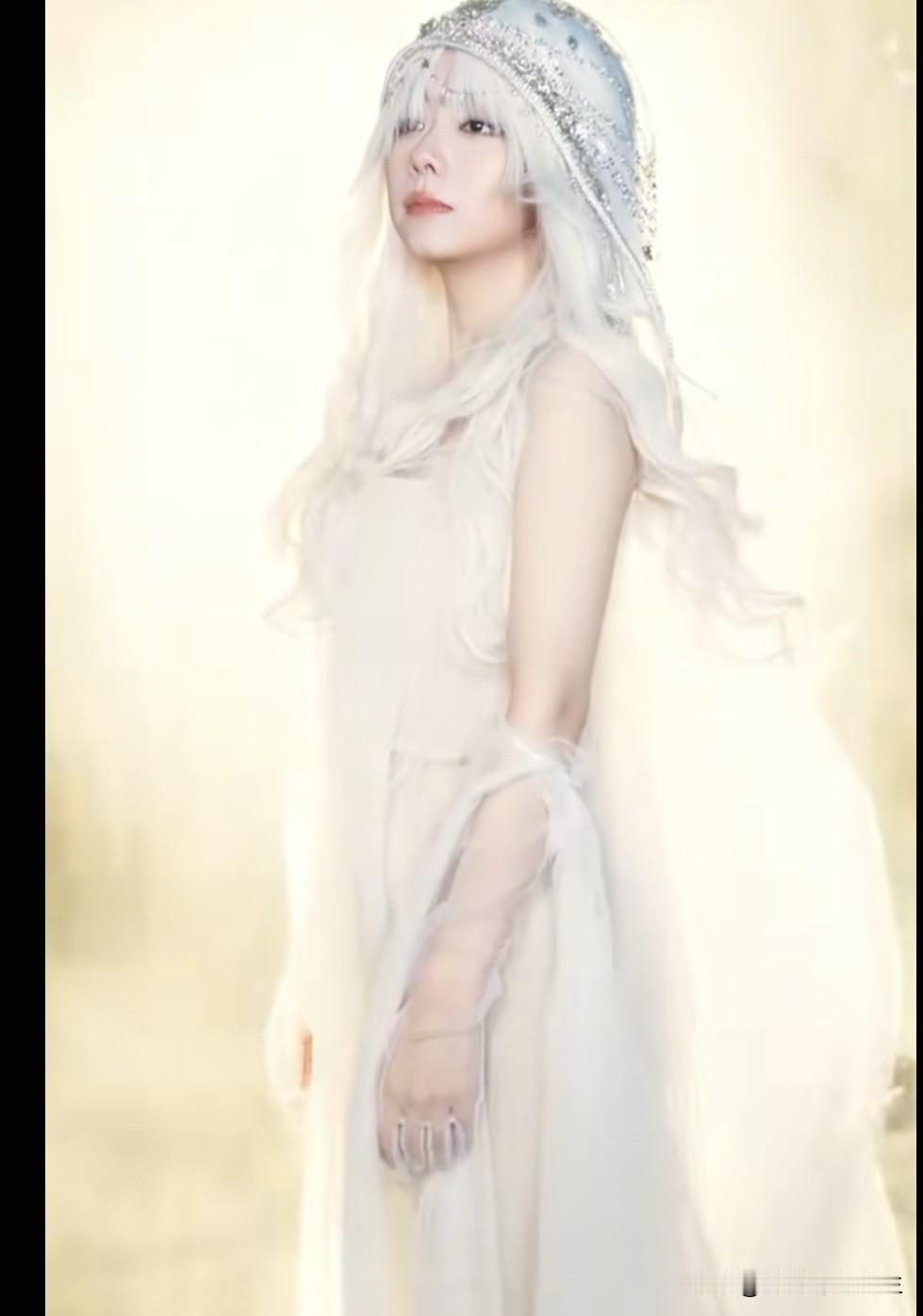 梦幻白衣仙子，轻盈飘逸，宛如天界精灵。松韵你是神吗？这么美明星 [赞][赞][赞