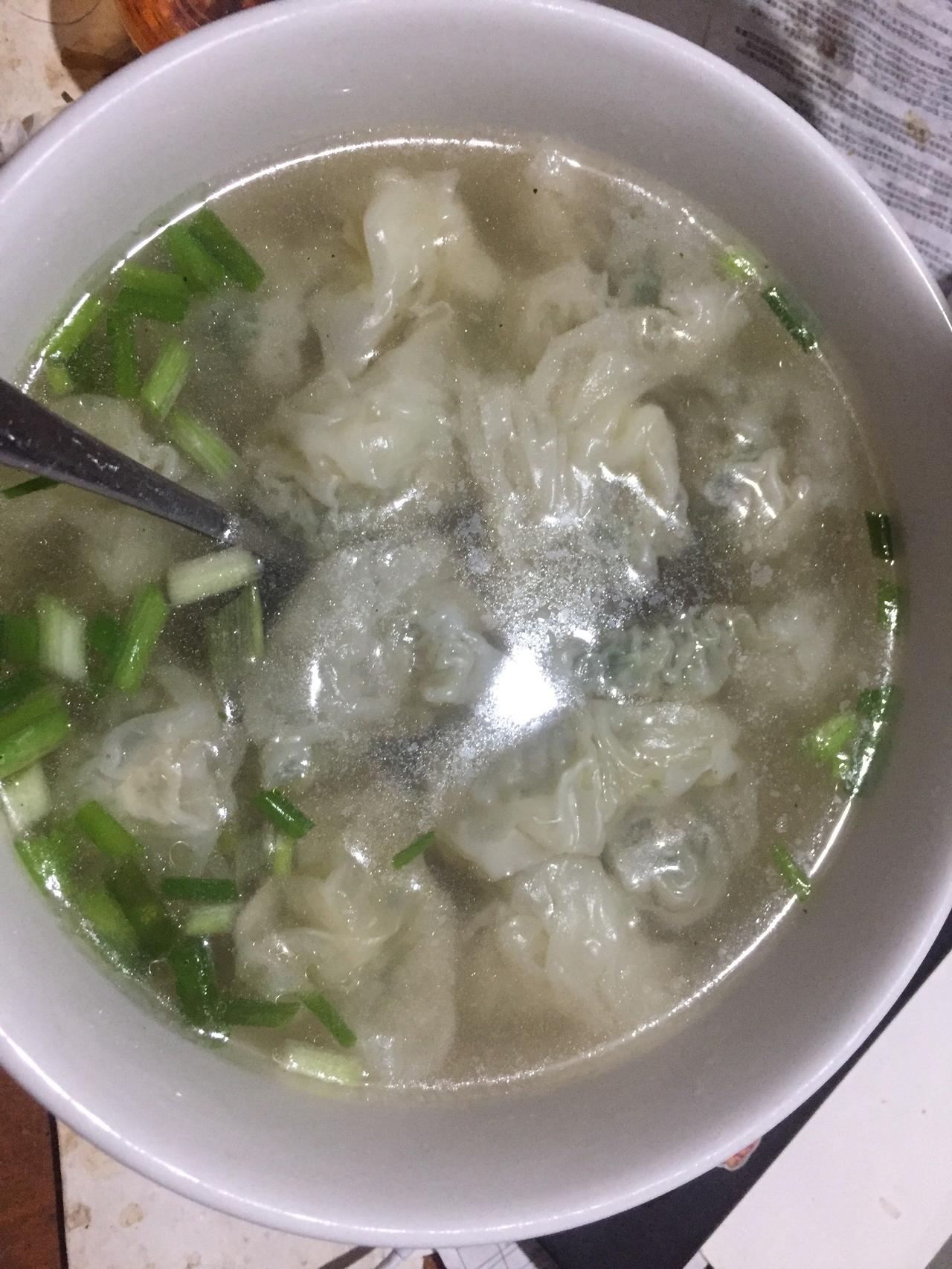我不知道你们吃馄饨的时候喜不喜欢放一点猪油在里头，反正我吃的时候就放一点点猪油，